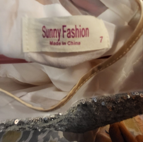 Size 7 Cream and Silver formal girls dress. Sweetheart neckline. - Picture 2 of 3